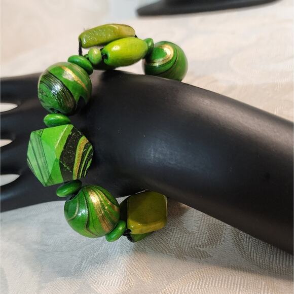 VINTAGE 70S ONE-OF-A-KIND HANDPAINTED GREEN WOODEN STRETCH BRACELET - Picture 2 of 6